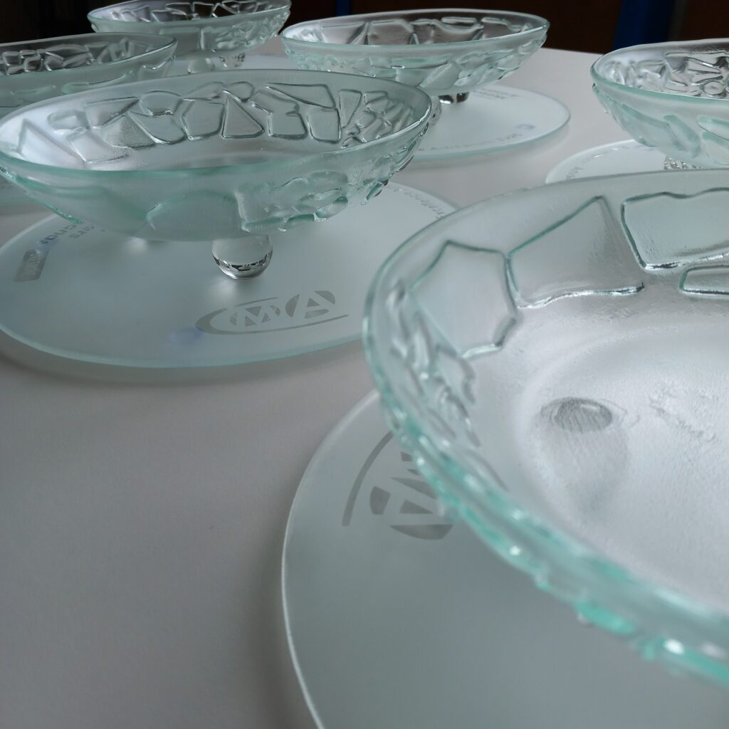 Trophées en verre de l'atelier Verre à Lier et Flora Verre Trophées en verre de l'atelier Verre à Lier et Flora Verre