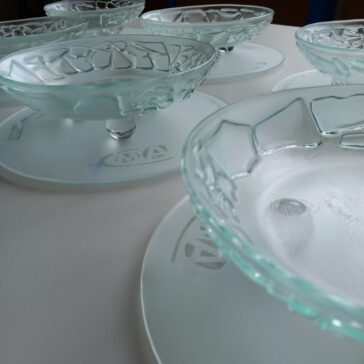Trophées en verre de l'atelier Verre à Lier et Flora Verre