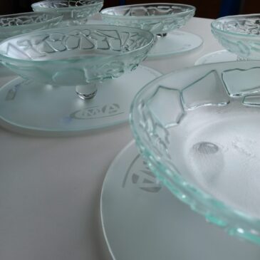Trophées en verre de l'atelier Verre à Lier et Flora Verre